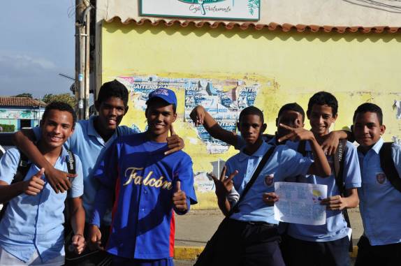 Turma animada de adolescentes nas ruas de Coro, cidade histórica na Venezuela